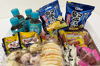 お菓子や飲み物の提供